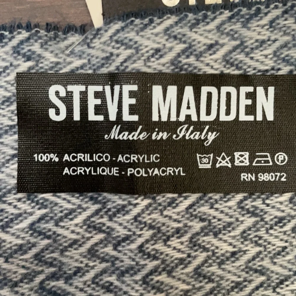 Steve Madden scarf in blue shades